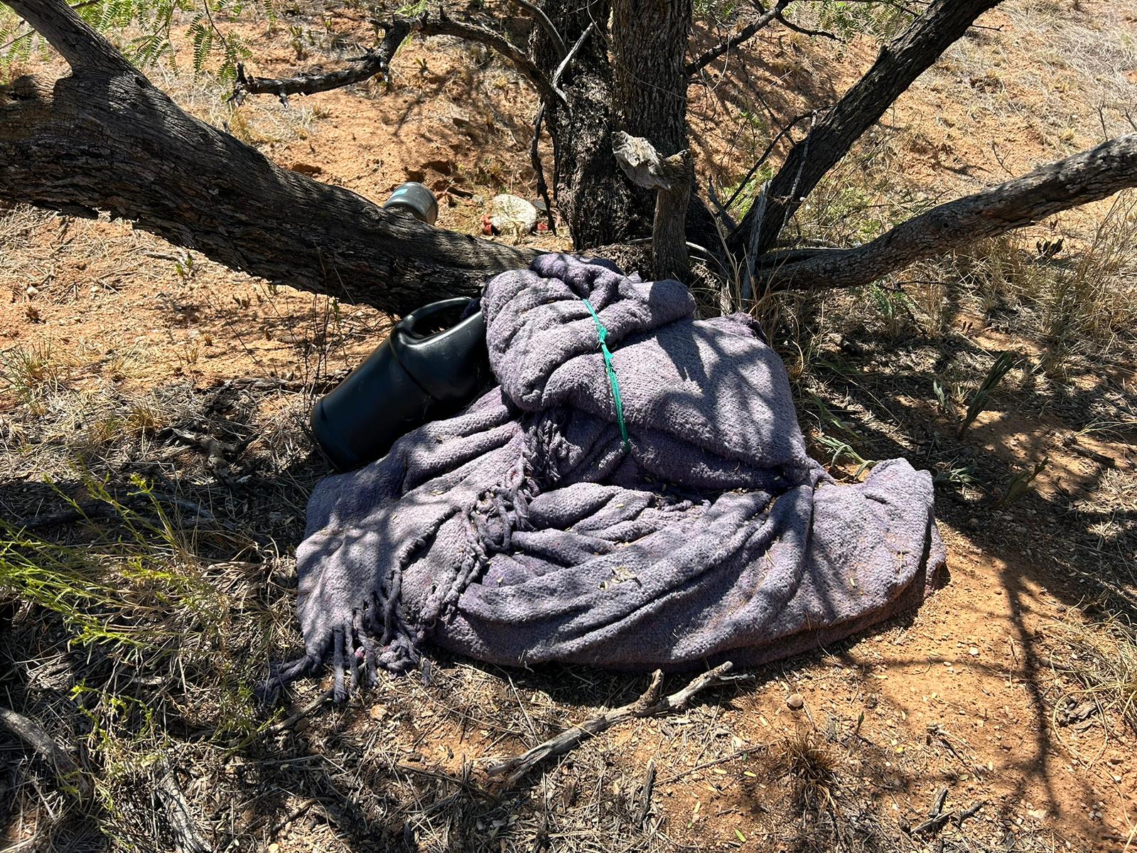 When crossing the Arizona desert from Mexico to the U.S., migrants can die from the sweltering heat. In the image, objects such as a blanket bear witness to the passage of these people fleeing their countries of origin in search of better living conditions for themselves and their families. (Peter Tran) 
