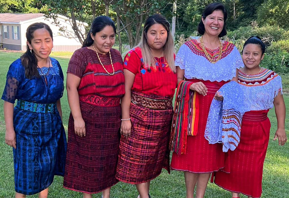 Mujeres de la comunidad maya en Birmingham, Alabama, acompañan a la Hna. Gabriela Ramírez de las Misioneras Guadalupanas del Espíritu Santo.