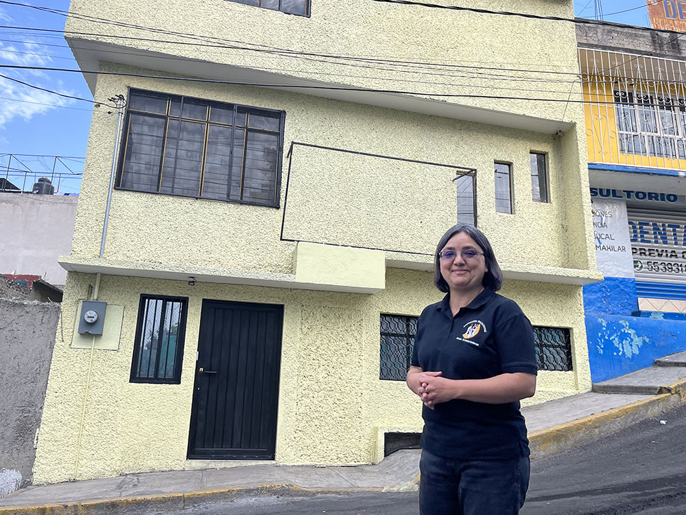 La Hna. Lidia Mara Silva de Souza frente a la Casa Mambré en el municipio de Iztapalapa en la Ciudad de México en marzo. (Foto: Luis Donaldo González)
