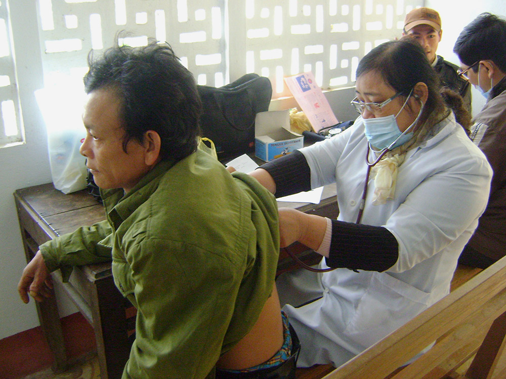 Dr. Tran Thi Hoa, a Buddhist, examines a Co Tu ethnic patient in Dong Nam district in Vietnam on Nov. 26, 2022. (Joachim Pham)