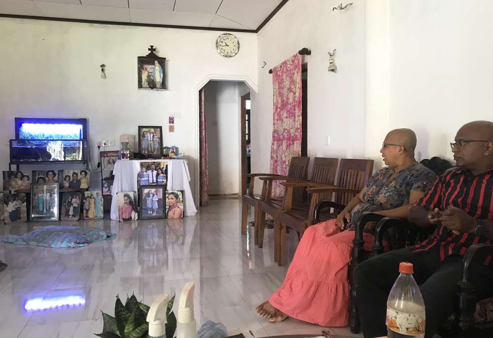 Niranjalee Yasawaradana, quien perdió a toda su familia en el atentado de Semana Santa del 2019 en Sri Lanka, muestra las fotos que tiene en su casa.