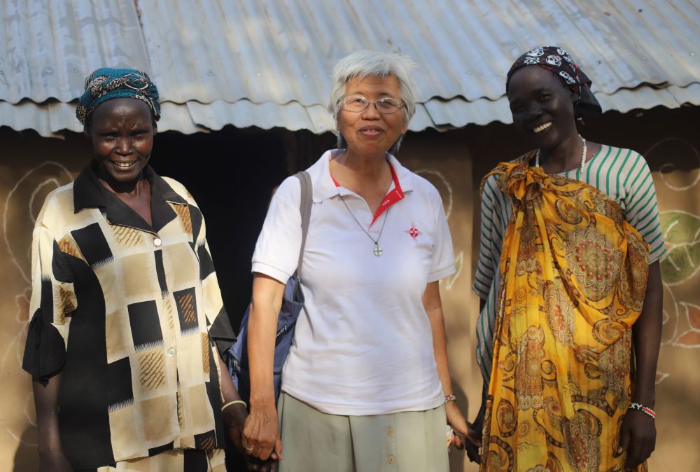 La Hna. Molly Lim, que pertenece a las Franciscanas Misioneras de María, visita a las familias sursudanesas que viven en el campo de refugiados de Kakuma el 17 de febrero. Junto con otras hermanas, predica la paz y ofrece asesoramiento a los refugiados traumatizados por la guerra civil en Sudán del Sur. (Fotografía: GSR/Doreen Ajiambo)