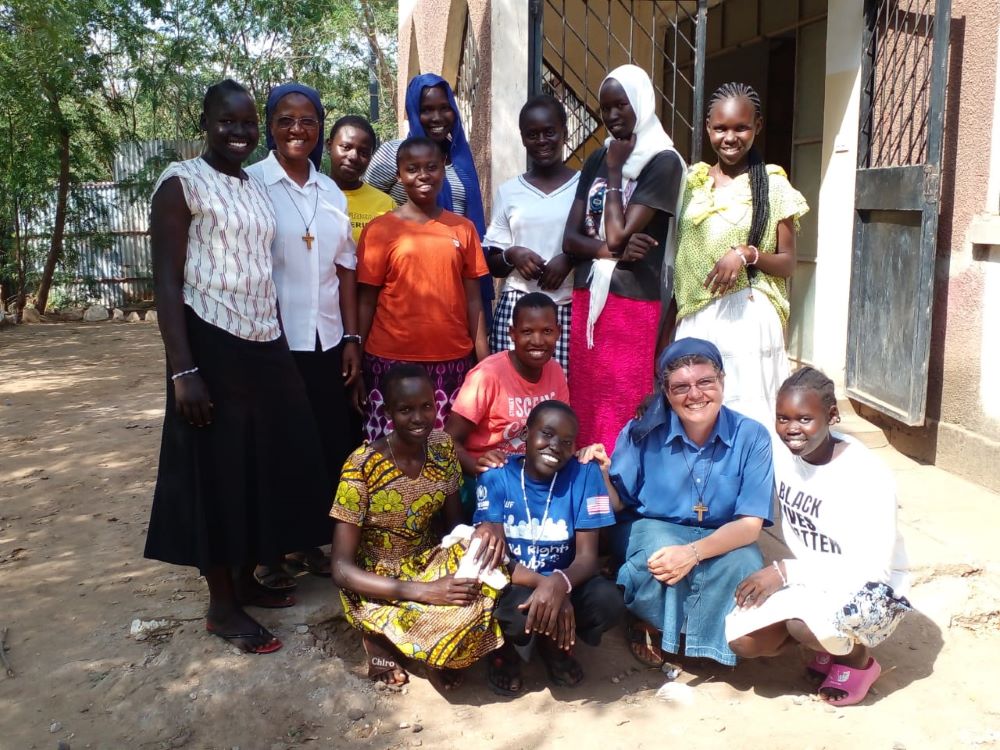 Las Hnas. Elizabetta Grobberio (delante) y Sabina Mueni (segunda desde la izquierda) posan con refugiados en el campo de Kakuma. Las religiosas organizan reuniones semanales para instruir a los refugiados en el perdón y la reconciliación. (Foto: cortesía de las Hermanas Misioneras de Charles De Foucauld) 