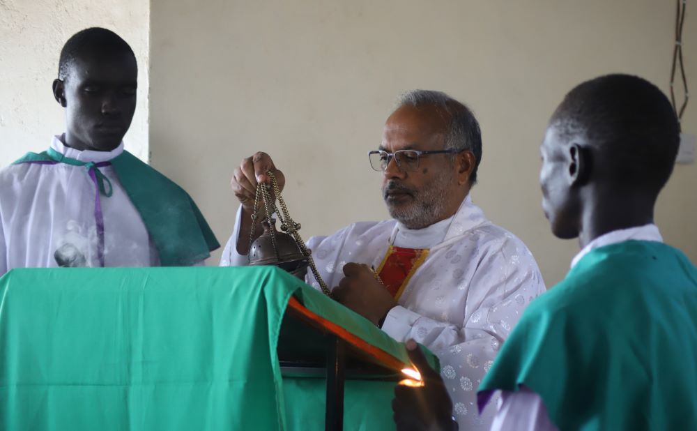 El  padre Jose Padinjareparampil, director de Don Bosco Kakuma, predica la paz y la armonía entre los refugiados durante su sermón en la parroquia de Guadalupe en el asentamiento de Kalobeyei en Kakuma, el 26 de febrero. (Fotografía: GSR/Doreen Ajiambo)