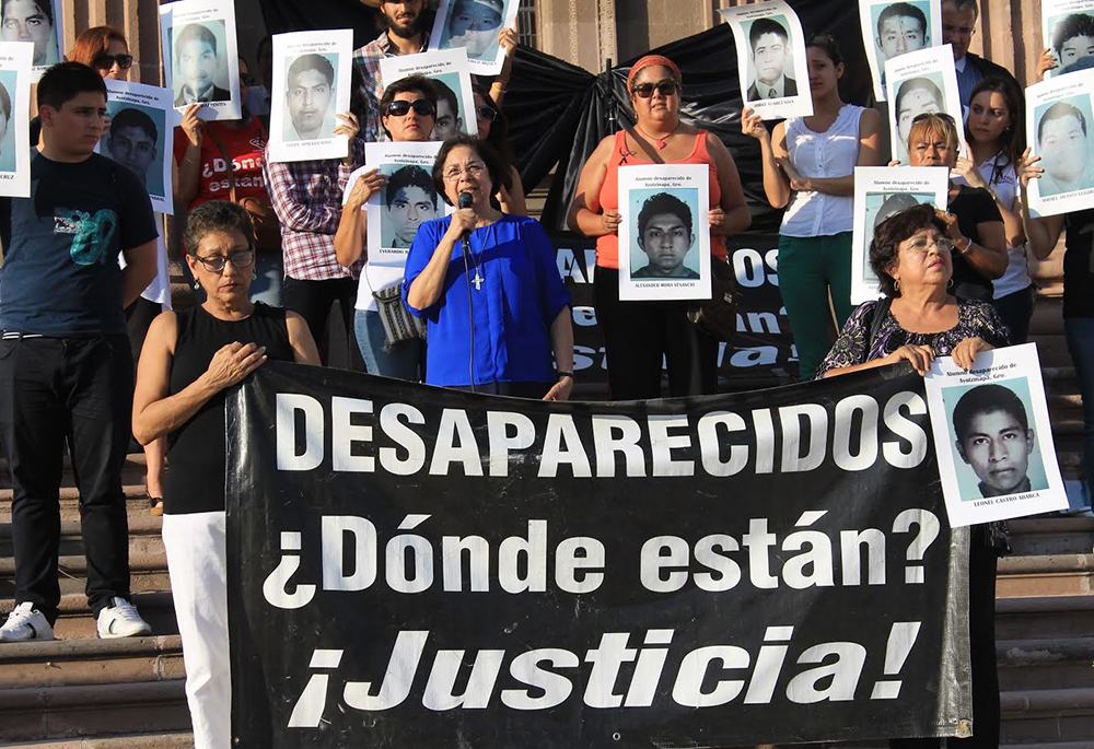 Morales, en agosto de 2011, con un grupo de madres de víctimas frente al Palacio de Gobierno de Nuevo León en Monterrey. Este fue el primer año en que se conmemoró en todo el mundo el Mes Internacional de las Víctimas de Desapariciones Forzadas. (Foto: cortesía Consuelo Morales)