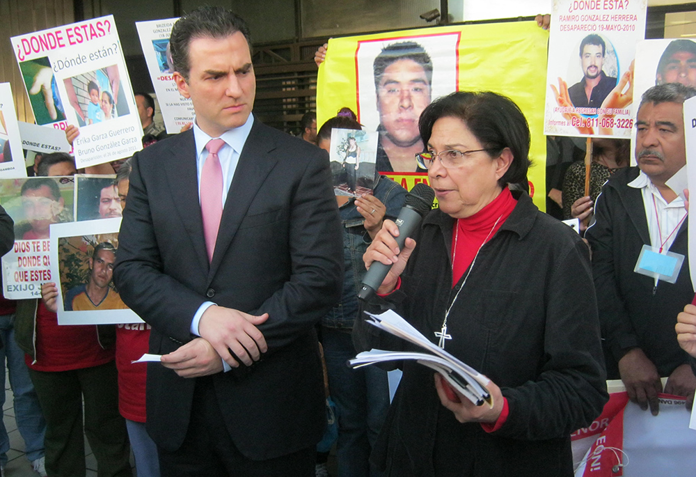 La Hna. Morales, en 2012, con el entonces fiscal general del Estado Adrián de la Garza, exigiendo a la Fiscalía General que permitiera traer la última tecnología para encontrar restos humanos desde los Países Bajos. (Foto: cortesía Consuelo Morales)
