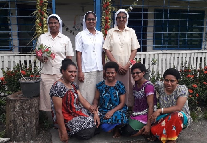 La Hna. Shephali Khalko, de las Hermanas Misioneras de la Inmaculada (fila de atrás a la izquierda), con otras hermanas y algunas alumnas en su internado de Papúa Nueva Guinea. Shephali Khalko supervisa el hogar para 100 niñas gestionado por la Iglesia.