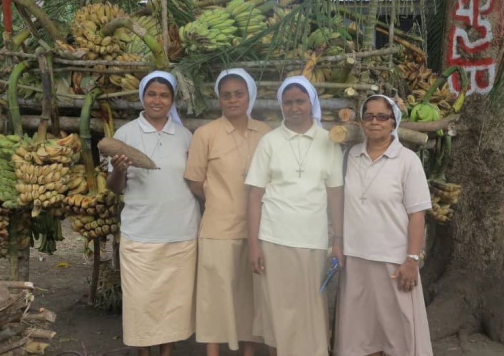 La Hna. Shephali Khalko (en el extremo izquierdo) aparece con otras hermanas Misioneras de la Inmaculada en la provincia del Golfo, Papúa Nueva Guinea. Pasó los primeros siete años de su labor misionera de Papúa Nueva Guinea en las islas Trobriand, provincia de Milne Bay.