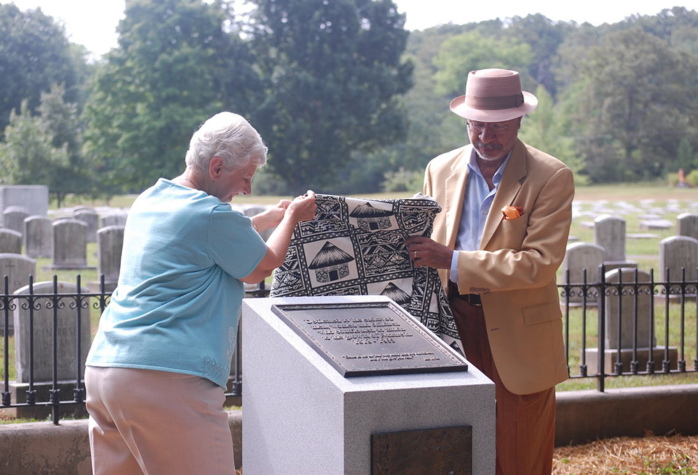En el bicentenario de 2012 de las Hermanas de la Caridad de Nazaret, Kentucky, la Hna. Theresa Knabel y el escultor Edward Hamilton descubrieron una placa en honor a las personas esclavizadas que fueron propiedad de la congregación hasta el final de la Guerra Civil.
