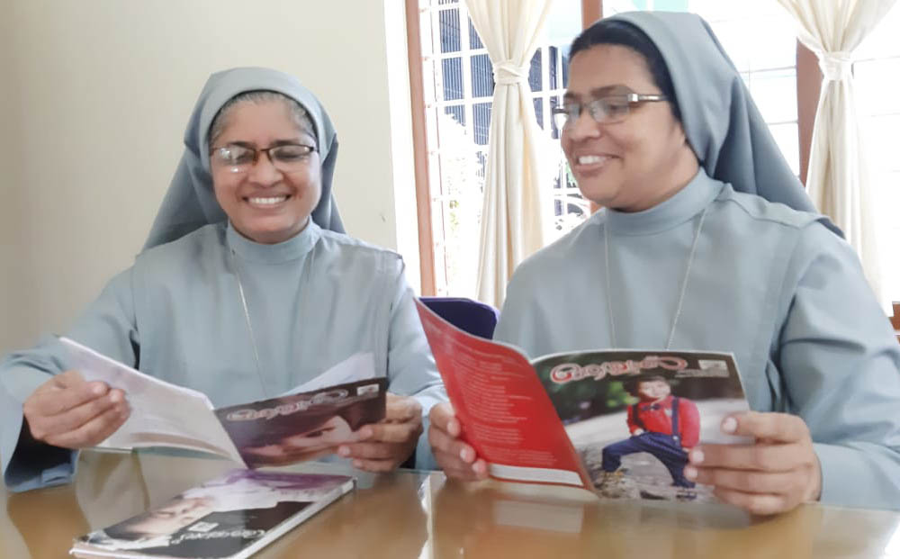 La Hna. Tessy Kodiyil (a la izquierda) y la Hna. Roselin Kachapilly consultan la revista Aswas en el centro Aswas de Changampuzha Nagar, Kerala, India. (Foto: cortesía de Tessy Kodiyil)