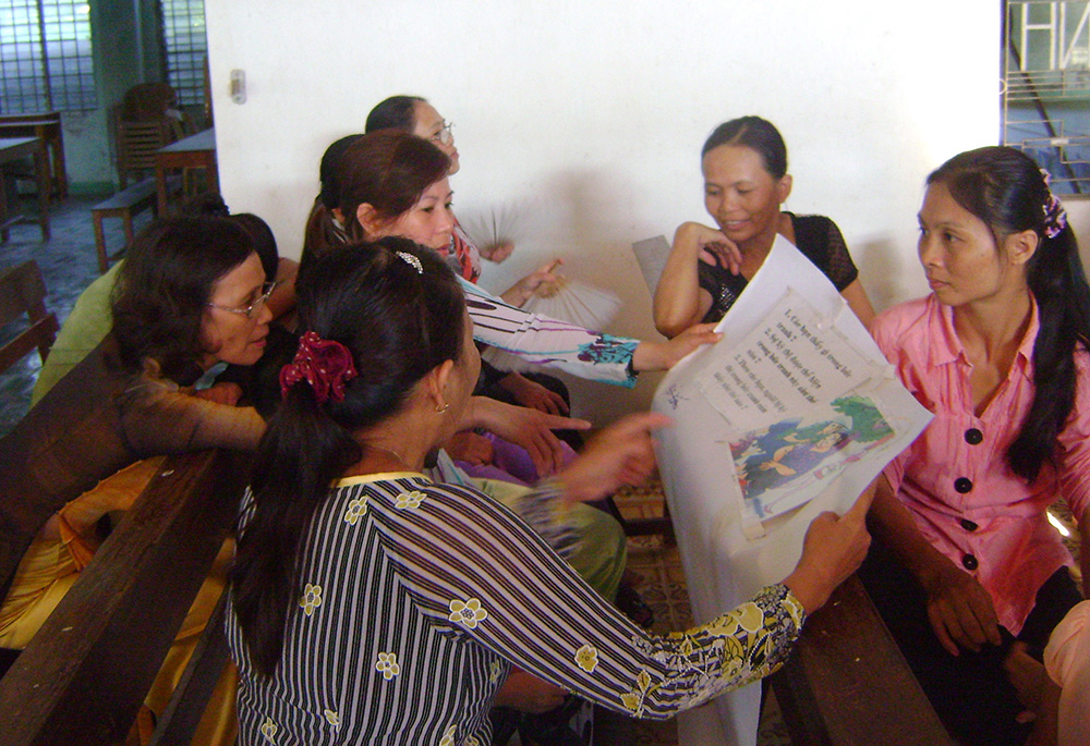 Miembros de Thap Sang Hy Vong analizan la violencia doméstica contra las mujeres en una reunión celebrada en octubre de 2021. (Foto: Joachim Pham)