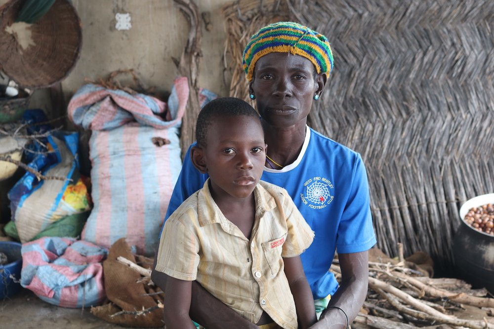Vivian Salamatu, en la puerta de su casa, relata cómo escapó de la muerte a manos de los enfurecidos aldeanos que la habían acusado de matar a su cuñado. (Foto: Doreen Ajiambo)