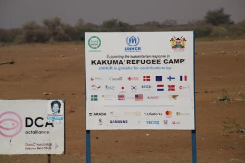 Una señal cerca del campo de refugiados de Kakuma, en el norte de Kenia. El campo acoge a más de 200 000 refugiados, en su mayoría procedentes de Sudán del Sur. Otros vienen de Sudán, Somalia, la República Democrática del Congo, Burundi, Etiopía y Uganda. (Fotografía: GSR/Doreen Ajiambo)