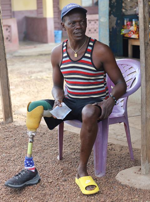 Mohamed Santigie Bangura, hombre de 45 años al que le amputaron una pierna tras recibir un disparo de los soldados rebeldes durante la guerra civil de Sierra Leona, contó cómo las religiosas le habían ayudado a superar el trauma y a reconciliarse con sus agresores. (Foto: GSR/Doreen Ajiambo)