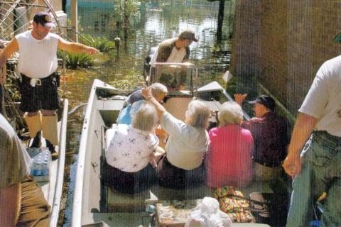 Las hermanas ursulinas de Nueva Orleans son rescatadas en barco aproximadamente una semana después del paso del huracán Katrina en 2005. (Foto: cortesía del Santuario Votivo Nacional de Nuestra Señora del Pronto Socorro)