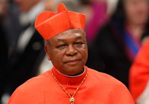 El cardenal John Olorunfemi Onaiyekan de Abuja, Nigeria (fotografía de 2017), consideró importante la participación de mujeres, como la Hna. Agatha Chikeluem, en los asuntos de la Iglesia. (Foto: CNS/Paul Haring)