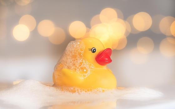 Rubber duckie in a bubble bath (Pixabay/Ylanite Koppens)