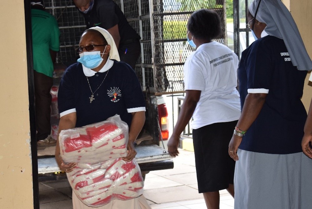 ACWECA Secretariat staff unloads food to be distributed to those whose livelihoods are affected by the COVID-19 pandemic. (Association of Consecrated Women in Eastern and Central Africa)