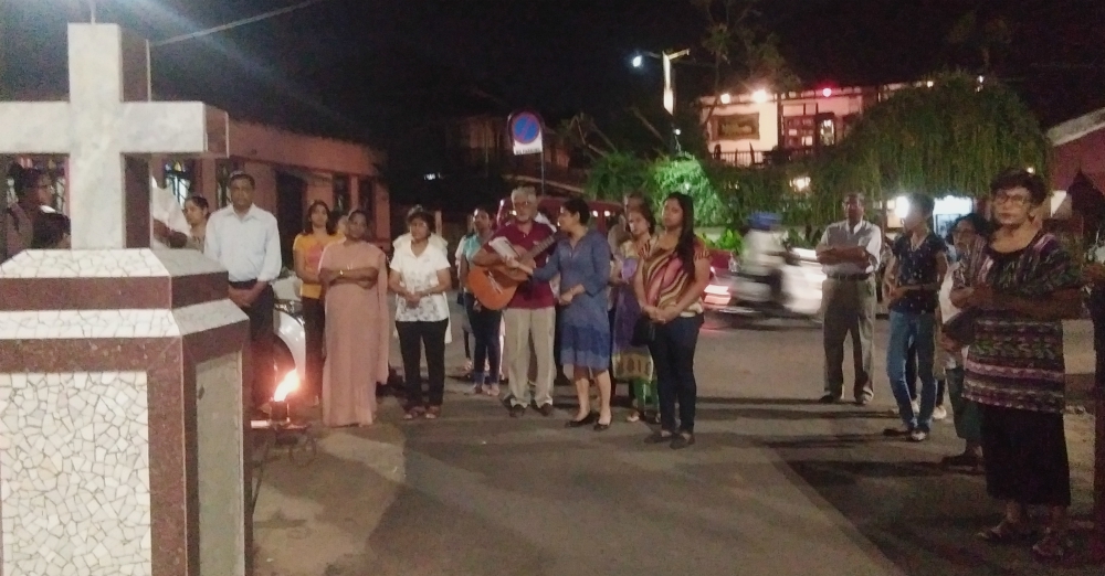 Families in the Fontainhas neighborhood gather around the cross to pray the rosary. (Lissy Maruthanakuzhy)