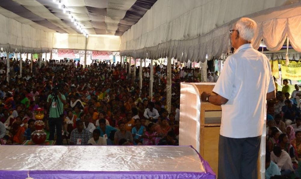 Jesuit Fr. Stan Swamy addresses the Right to Food Convention gathering at Ranchi, Jharkhand, in November 2016. (Sujata Jena)