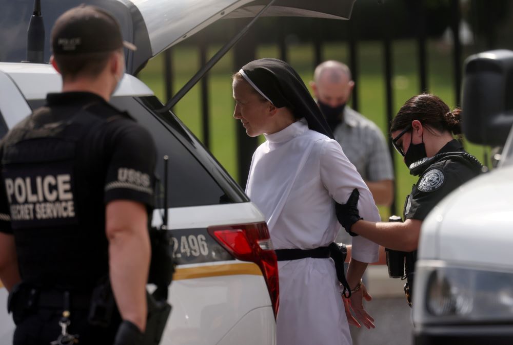 A U.S. Secret Service officer arrests Dominican Sr. Quincy Howard during an Oct. 5 protest for voting rights near the White House. Howard and four others were held in jail overnight but not charged. (CNS/Reuters/Leah Millis)