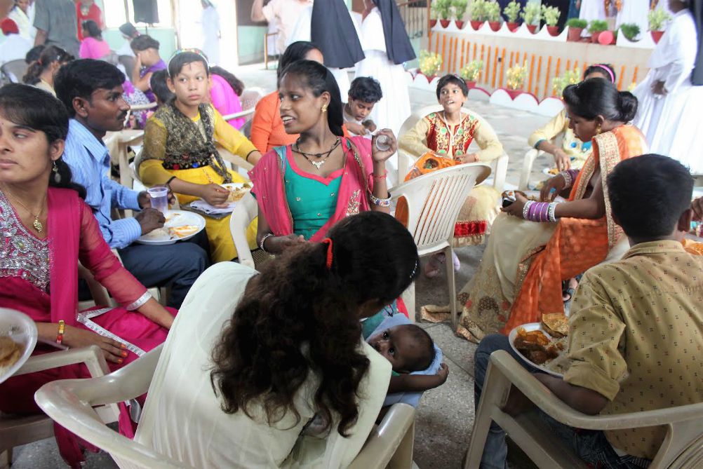 Children of Sanjoepuram share lunch served after the double wedding of two girls who grew up in the village. (Jose Kavi) Children of Sanjoepuram share lunch served after the double wedding of two girls who grew up in the village. (Jose Kavi)