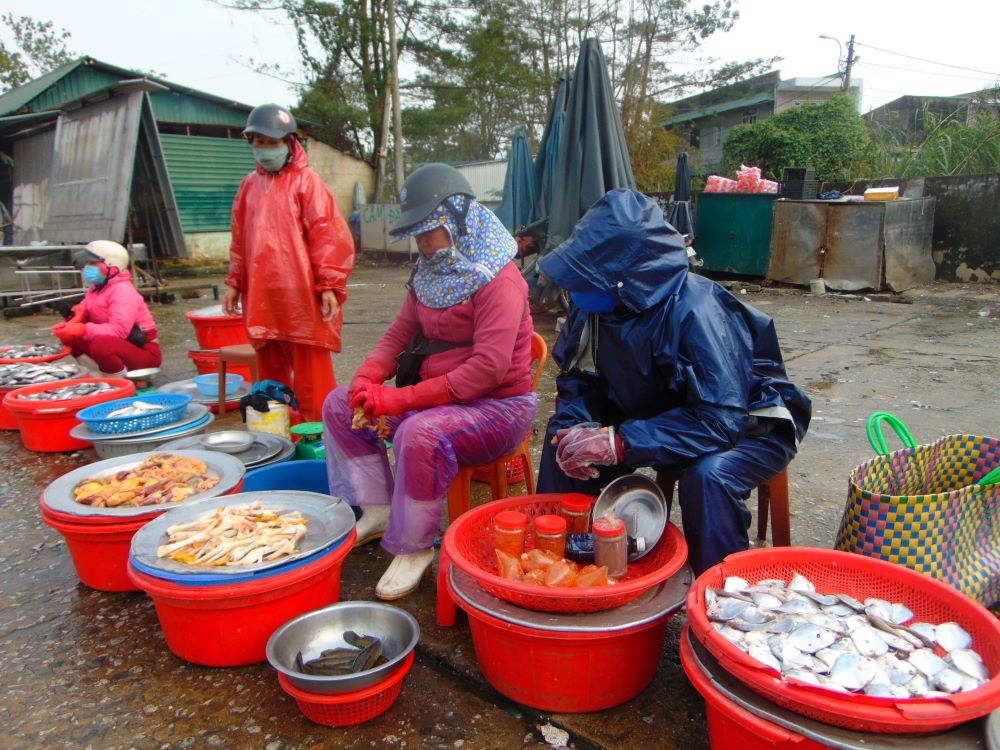 People sell fish for a living in cold weather at Dong Ba Market in Hue. (Joachim Pham)