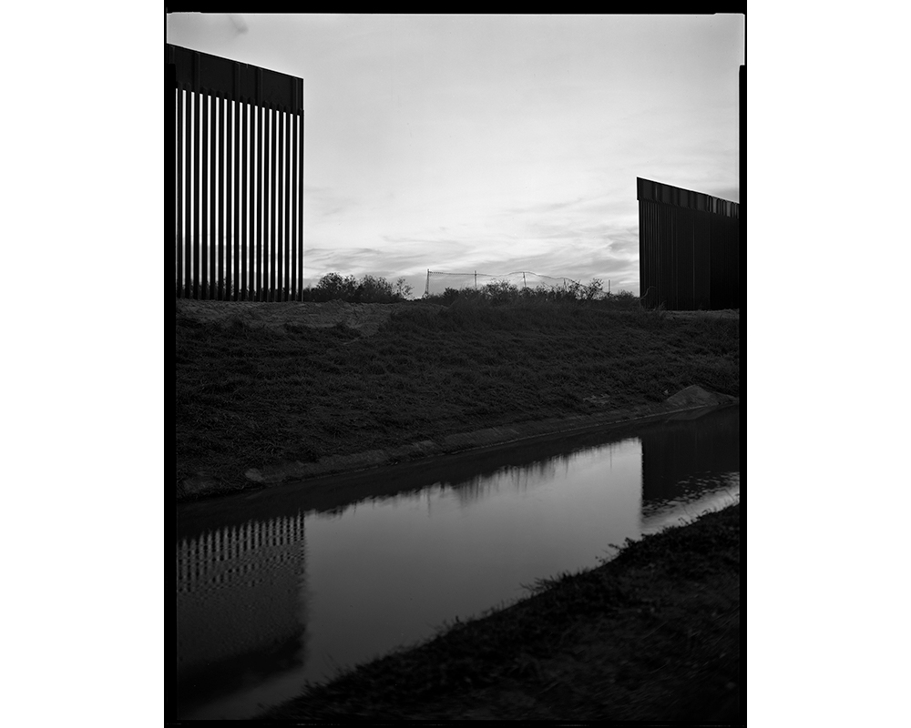 Large stretches of the wall remain unfinished and perforate the landscape in patches along the Rio Grande Valley. (© Lisa Elmaleh)