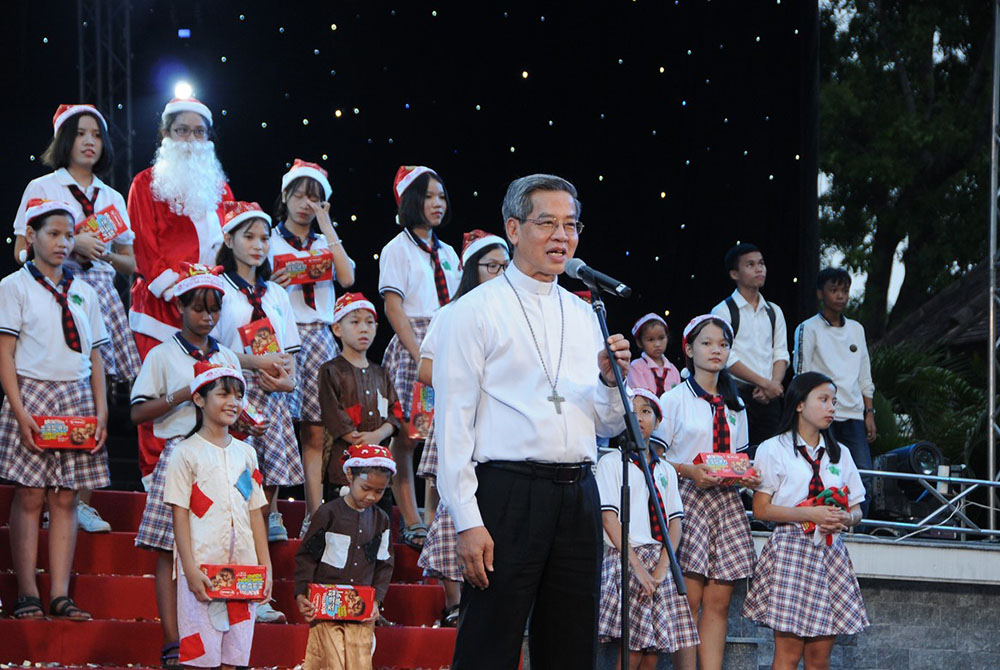 Archbishop Joseph Nguyen Nang shares some encouraging words with children at a Christmas Day festival. (Nguyen)