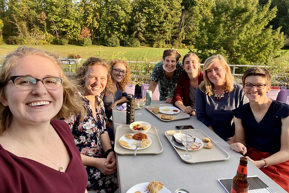 Un grupo de amigas benedictinas de Erie, Pennsylvania, celebran la ceremonia de profesión perpetua de la Hna. Val Luckey en octubre. (Foto: cortesía de Katie Gordon)