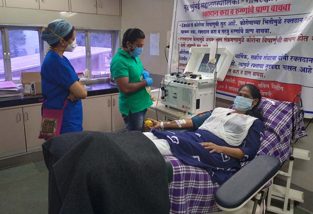 Holy Spirit Sr. Sneha Joseph donates her plasma at the government-managed Nair Hospital in Mumbai, capital of the western Indian state Maharashtra. (Provided photo)