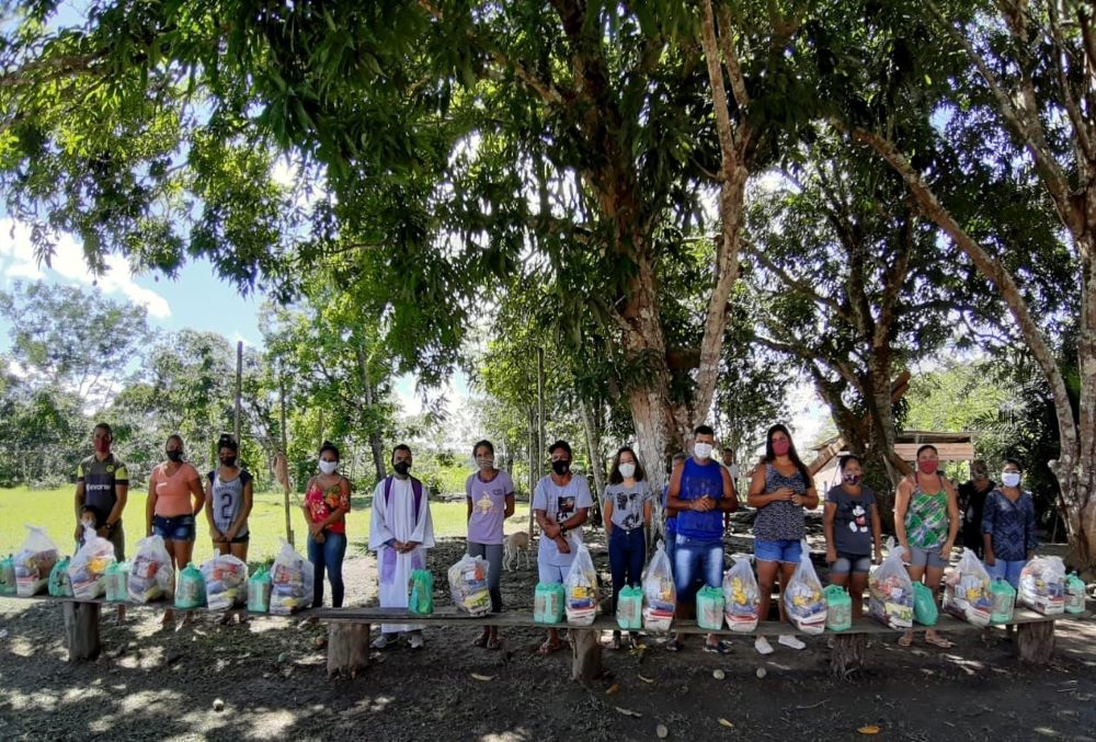 Members of the Comboni Missionary community in Brazil prepare to share food baskets during the COVID-19 pandemic. (Caterina Ingelido)