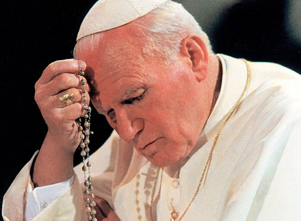 Pope John Paul II prays the rosary at Notre Dame du Chant d'Oiseau Church in Brussels in June 1995. (CNS/Catholic Press Photo)