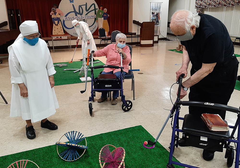Little Sisters of the Poor golf with residents in Washington in 2020. (Courtesy of the Little Sisters of the Poor)