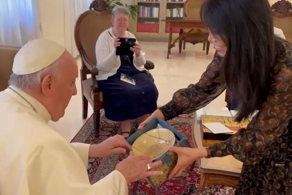 Haejin Shim Fujimura presents Pope Francis with a 15th century kintsugi bowl by on Nov. 8. (Courtesy of Haejin Shim Fujimura)