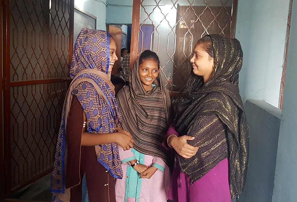 Asma Usman, right, speaks with her two nieces who are fellow students at Soar Primary School in Lahore, Pakistan. (GSR photo/Kamran Chaudhry)