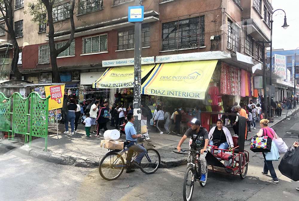 Para desplazarse por La Merced se utilizan todo tipo de vehículos, como esta bicicleta tipo calesa [bicitaxi] diseñada para transportar pasajeros y mercancías.