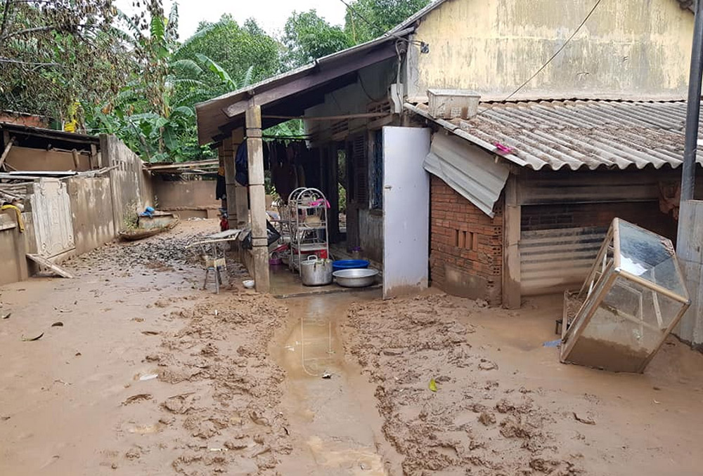 Mud covers the front yard of a house in Phong Dien district of Thua Thien Hue province, Vietnam, Oct. 4. (GSR photo/Joachim Pham)