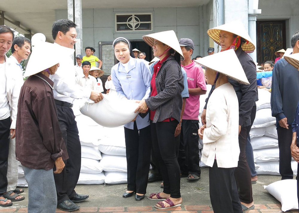 Missionaries of Charity Institute Sr. Mary Le Thi Lien gives rice to flood victims in Ha Tinh province, Vietnam, Oct. 4. (Courtesy of Sr. Mary Le Thi Lien)
