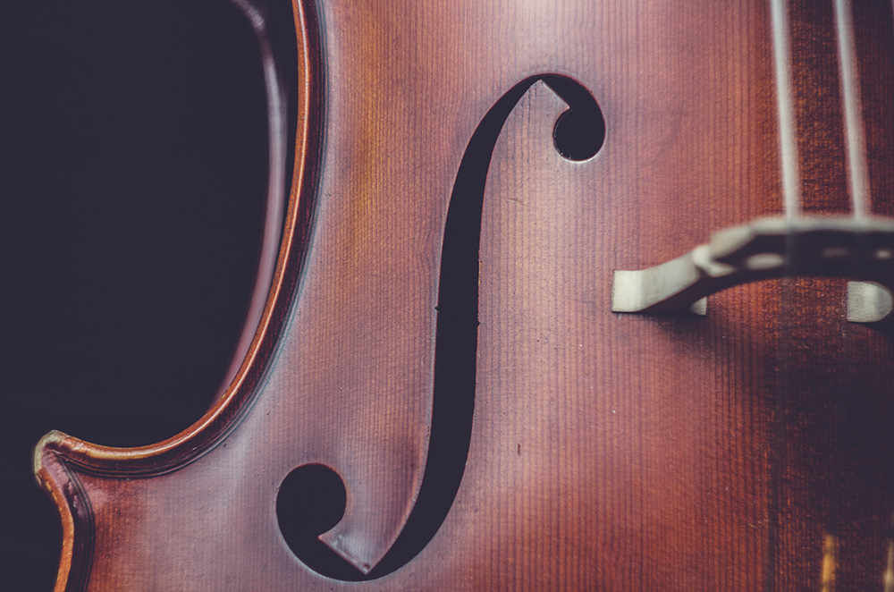 Cello (Unsplash/Ira Selendripity)