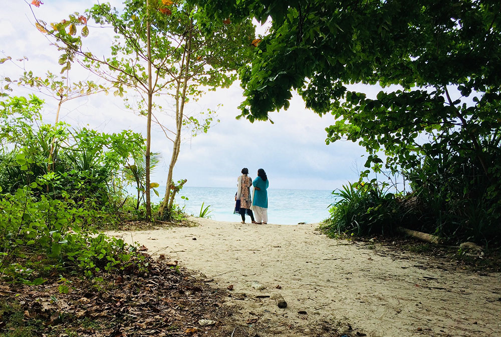 Two people walking together (Unsplash/Soumik Mondal)