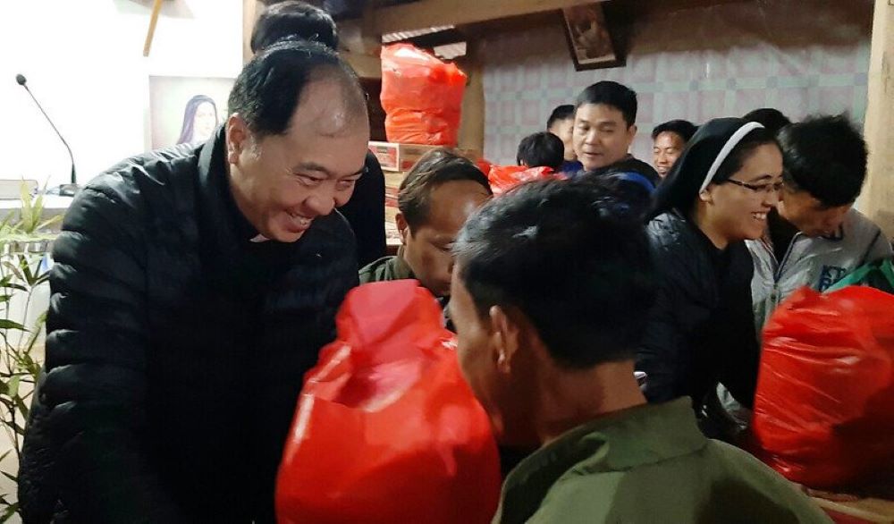 Sisters of the Lovers of the Holy Cross of Hanoi and Caritas distribute gifts to ethnic Hmong during the New Year celebration 2020. (Courtesy of Archdiocese of Ha Noi)