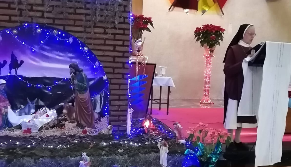 Sr Ma. del Socorro González of the Congregation of the Religious of the Incarnate Word proclaims the First Reading at the community's retreat house in Tlalpan, México. (Courtesy of Malena Galvan Gonzalez)