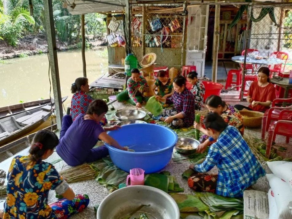 Parishes organize stuffed sticky rice packages for the poor during the Lunar New Year celebration. (Mary Nguyen Thi Phuong Lan)