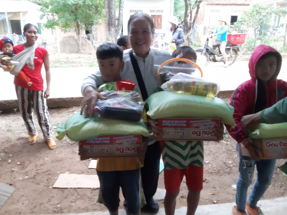 Dominican sisters bring Tet gifts to the poor during the Lunar New Year celebration. (Mary Nguyen Thi Phuong Lan)