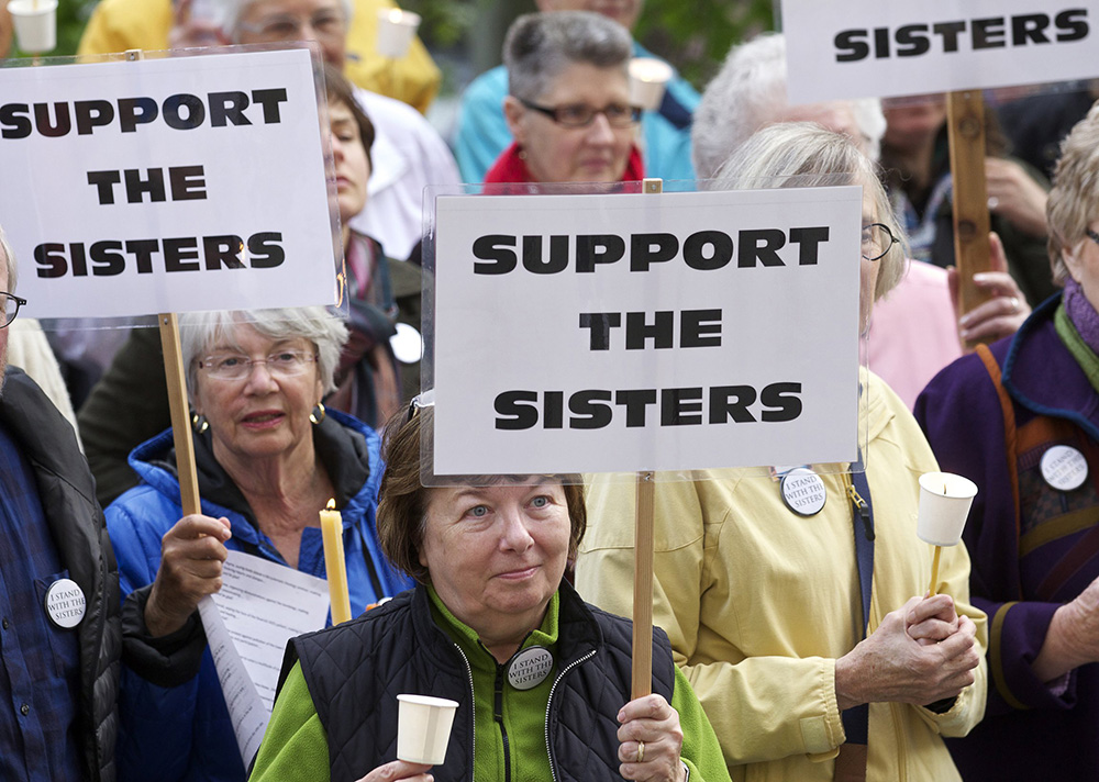 Jenner Mathiasen (en el centro) de Seattle, participa en una vigilia el 8 de mayo de 2012 frente a la catedral de St. James en Seattle para apoyar a las hermanas contra el llamamiento del Vaticano a una reforma de la Conferencia de Liderazgo de Mujeres Religiosas. (Foto: CNS/Stephen Brashear)