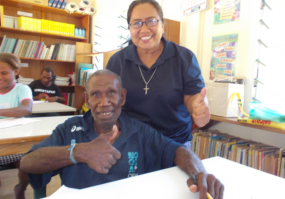 La Hna. María Fe Rollo con Zach, el alumno mayor de 2.º curso de San Isidro, en su clase de lectura en lengua de signos en el Centro de Atención San Isidro en agosto de 2019. (Foto: cortesía María Fe Rollo)