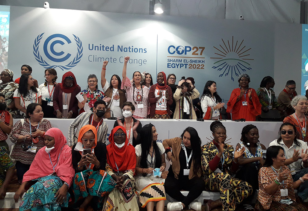 Mujeres de todo el mundo presentan sus luchas por la justicia climática en la COP27, celebrada en 2022 en Sharm el-Sheikh, Egipto. (Cortesía de Ana María Siufi)