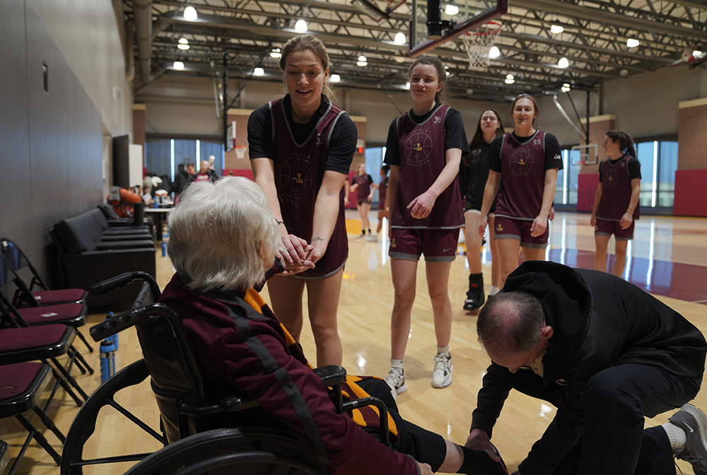 Loyola basketball players greet Sr. Jean Dolores Schmidt