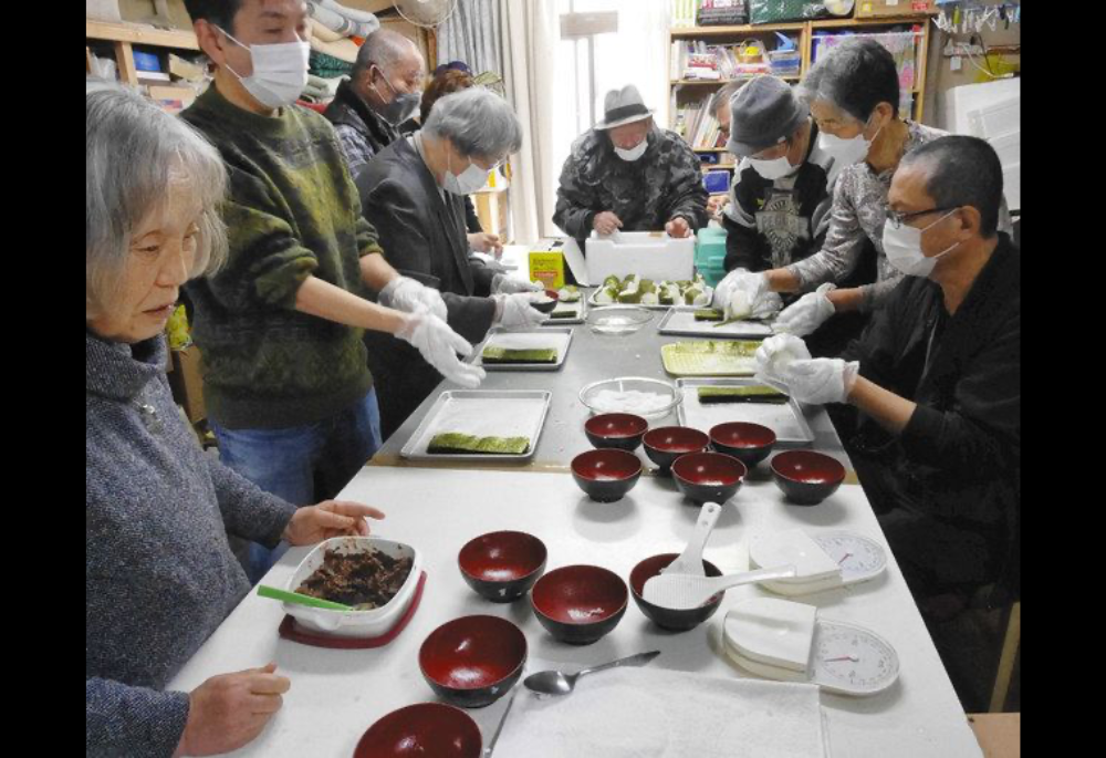 Sisters minister with other volunteers at a local soup kitchen. (Courtesy of Shizue Hirota)